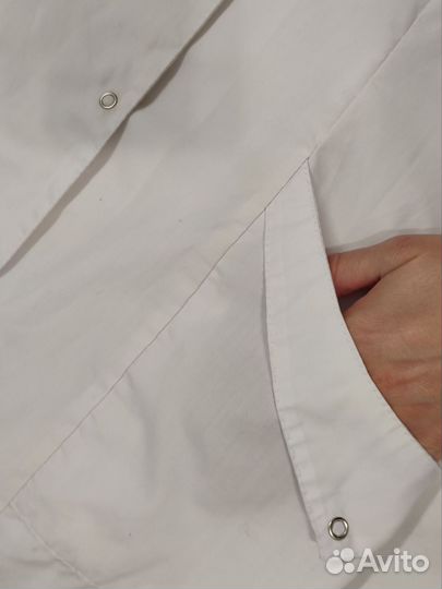 Белый медицинский халат приталенный