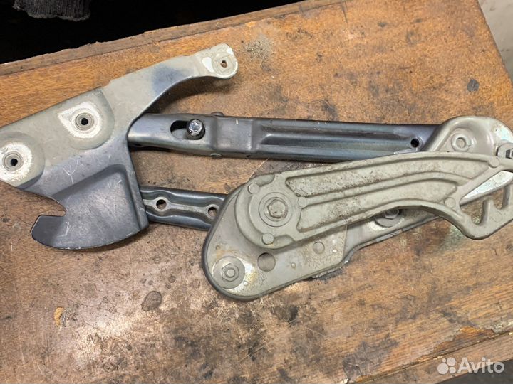 Петля капота мерседес 140 правая