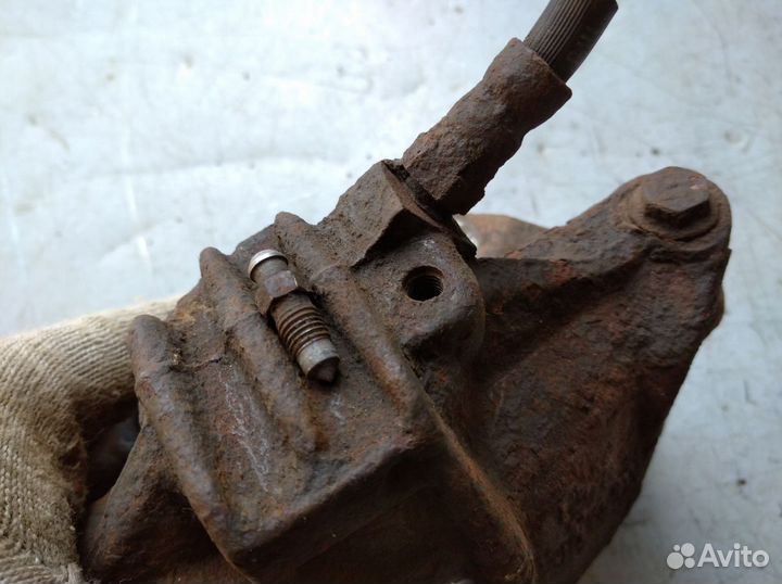 Суппорт передний левый Пежо 206