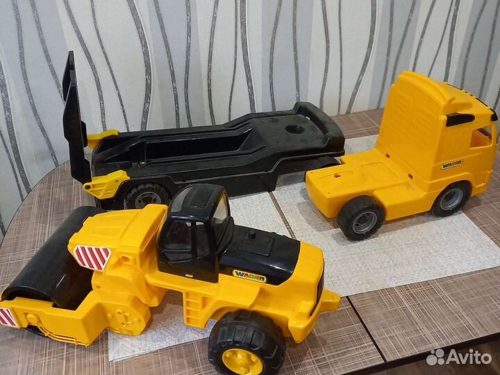 Трейлер игрушечный с асфальтоукладчиком