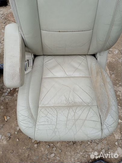 Сиденья передние пара Infiniti QX56