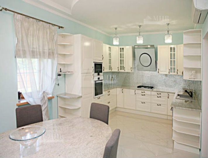 Дом 650 м² на участке 15 сот.