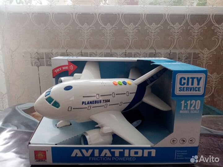 Игрушка самолет-модель на батарейках