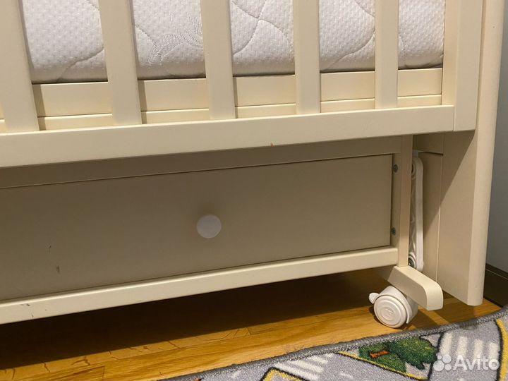 Детская кроватка с маятником и ящиком