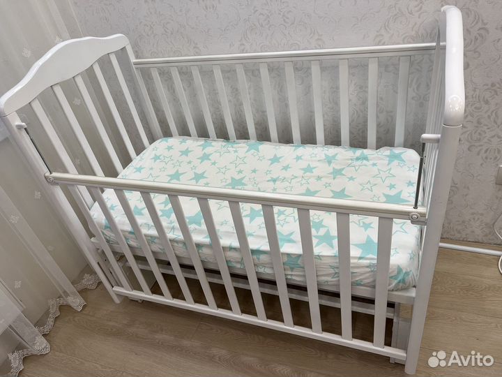 Детская кроватка с маятником и матрасом