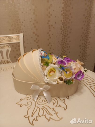 Цветы с конфетами на выписку из роддома в люльке