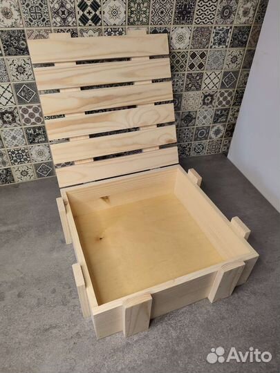 Деревянный ящик с крышкой