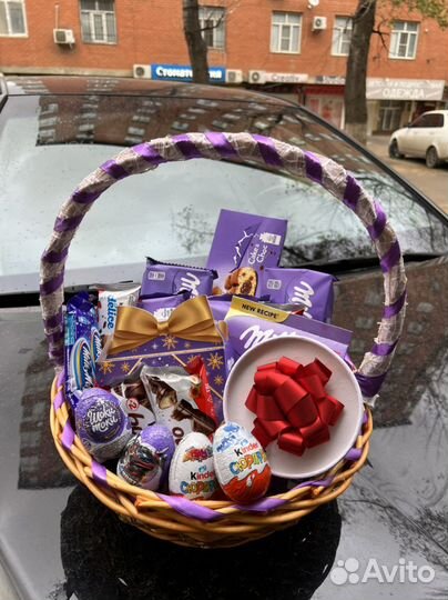 Корзина со сладостями на подарок