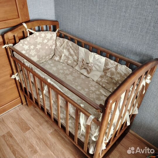 Кроватка для новорожденных с маятником