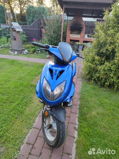 Скутер Nexus Street sLe