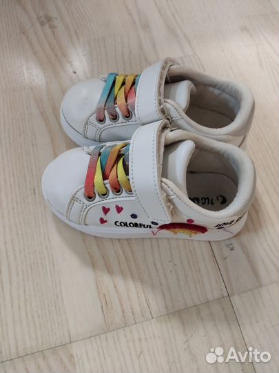 Кроссовки для девочки 24