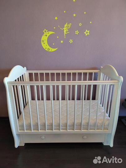 Детская кроватка с маятником и ящиком