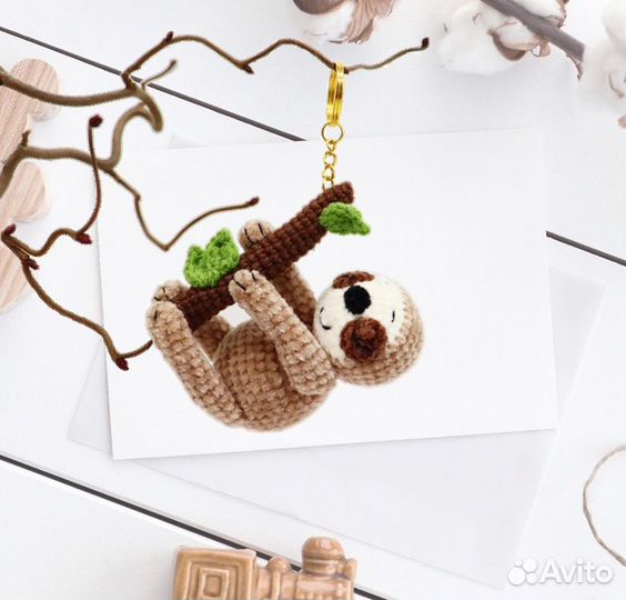 Ленивец, вязаная игрушка-брелок