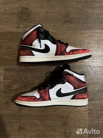 Кроссовки Air Jordan 1 Mid SE Wear-away - Infrared