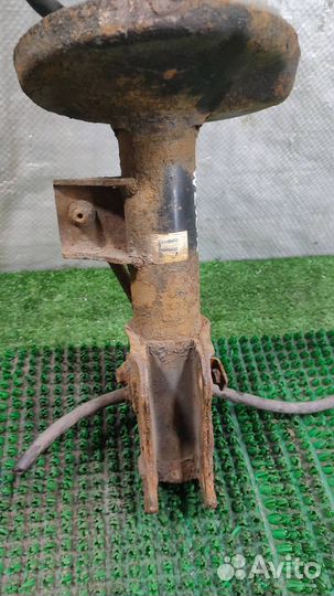 Стойка амортизатора передняя правая Suzuki Grand