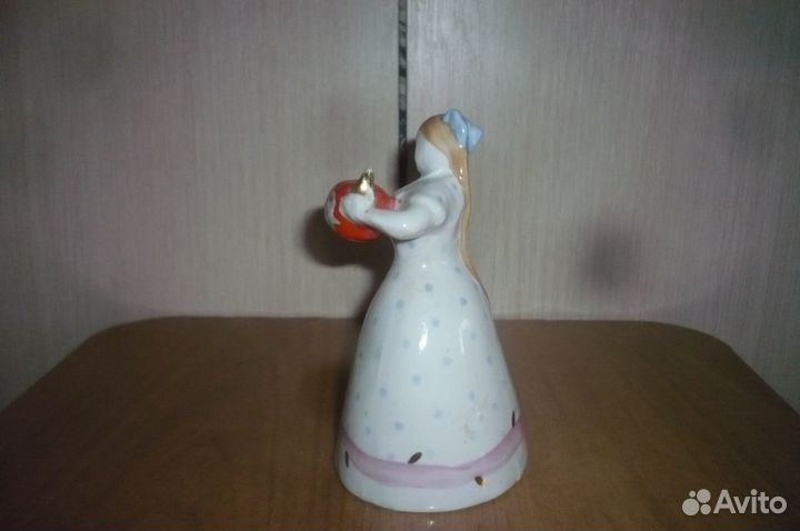 Фарфоровая статуэтка Девушка с Чайником и Котом