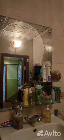 Зеркало в ванную с полочкой