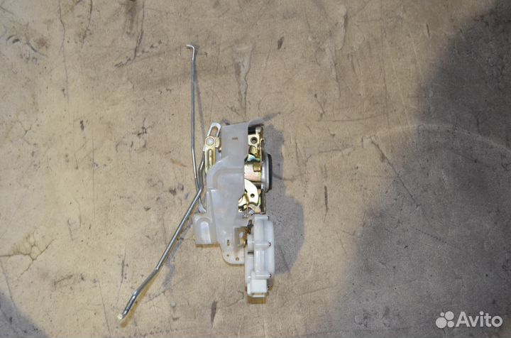 Mitsubishi Galant. Замок передней правой двери