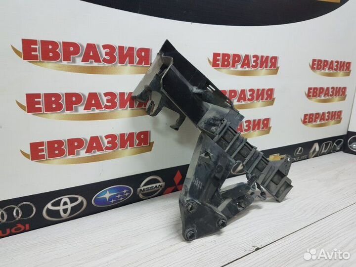 Кронштейн замка двери передний правый Ford Focus