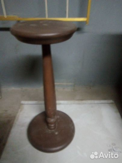 Тумба под кашпо