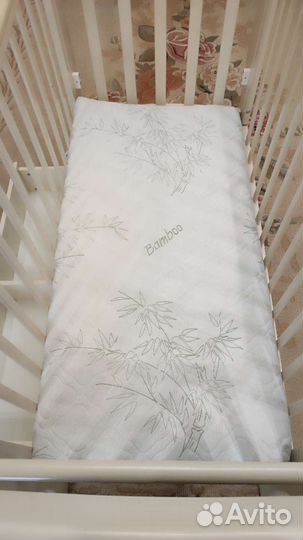 Детская кроватка с маятником и ящиком