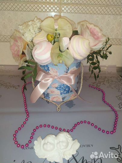 Вкусный букет с зефиром и цветами в наличии