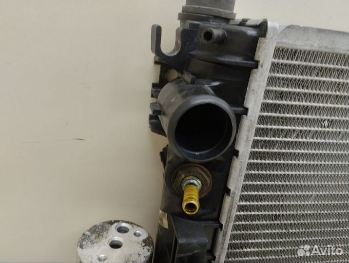 Радиатор охлаждения двигателя Mercedes-Benz ML-Cla