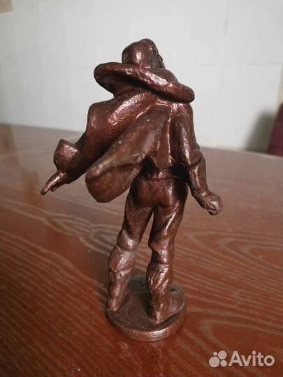 Статуэтка памятник героям стратонавтам