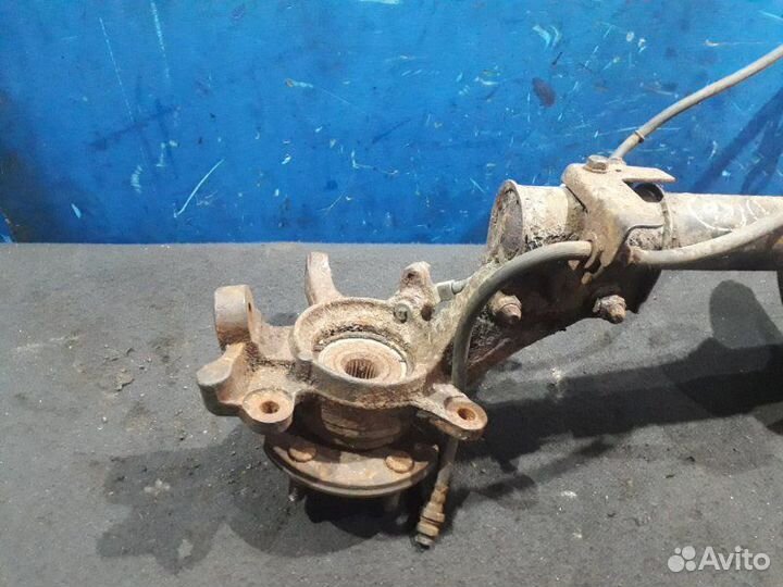 Поворотный кулак передний правый Mitsubishi Pajero