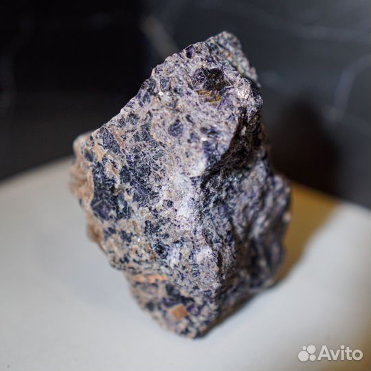 Зональный флюорит, аметист на песчанике