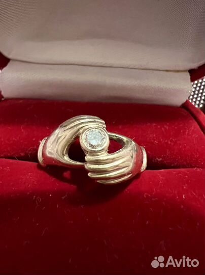 Кольцо с бриллиантом