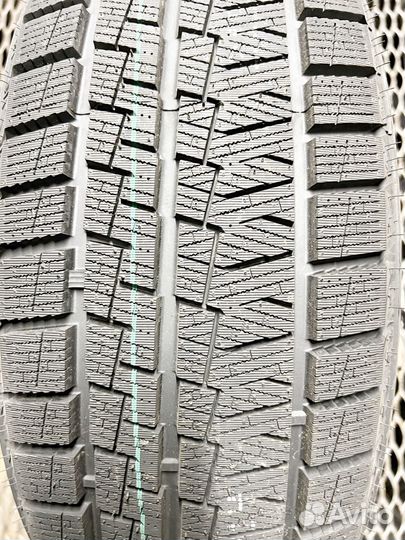 Kapsen SnowShoes AW33 245/40 R20 89H