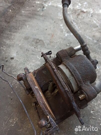 Тормозной суппорт передний левый Opel Astra G