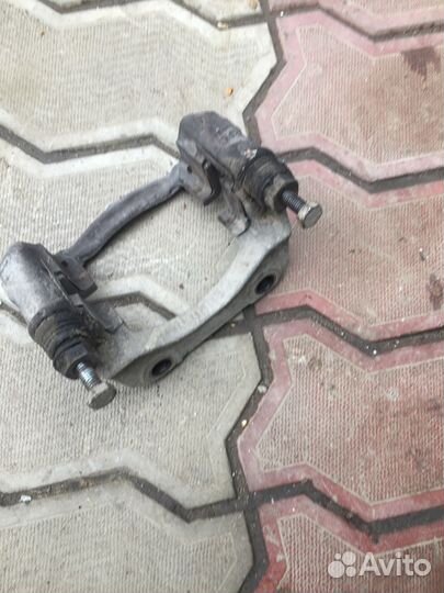 Скоба суппорта Рено Логан