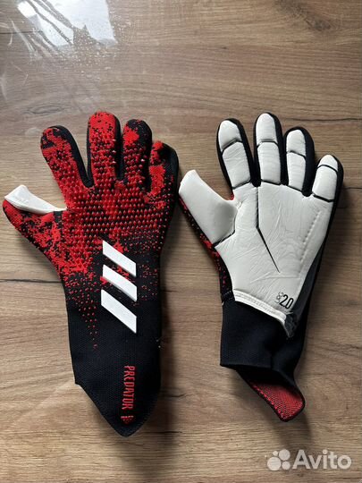 Вратарские перчатки