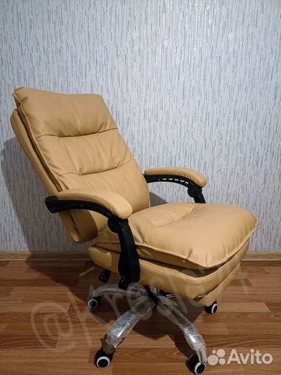 Кресло руководителя бежевого цвета с подножкой