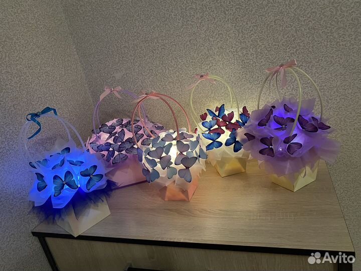 Букет из бабочек в корзинке в наличии