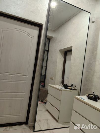 Зеркало в металлической раме