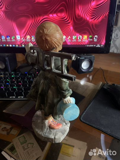 Статуэтка мальчик с лестницей