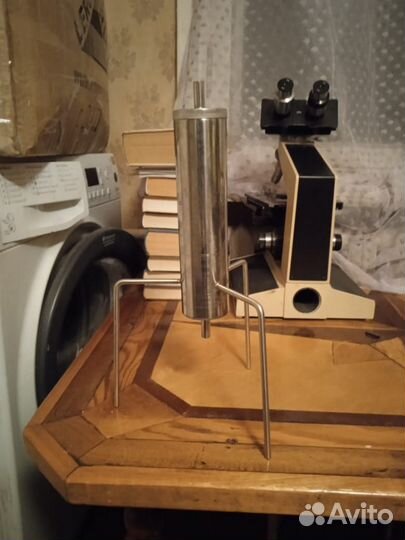 Угольная колонна и попугай