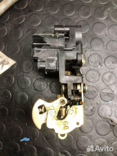 Замок двери передней правой Ssangyong Rexton 1