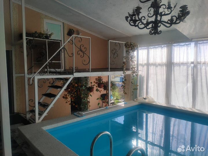 Баня с теплым бассейном и зоной барбекю