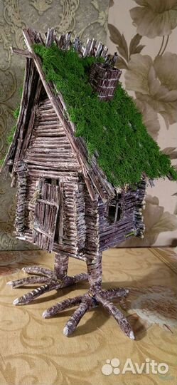 Избушка на курьих ножках, Баба Яга и домовята