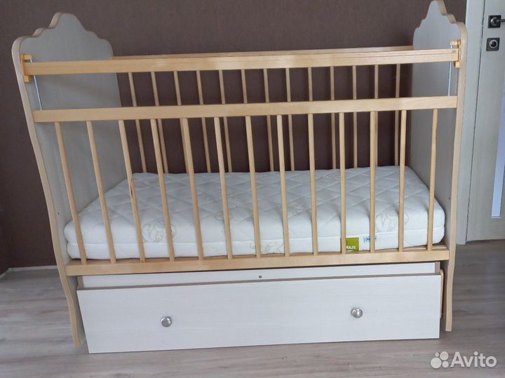Детская кроватка с матрасом