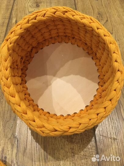 Корзиночка вязаная с крышкой горчичная