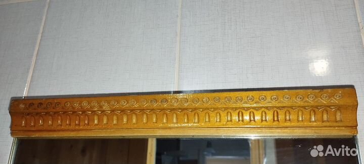 Зеркало в деревянной раме ручной работы