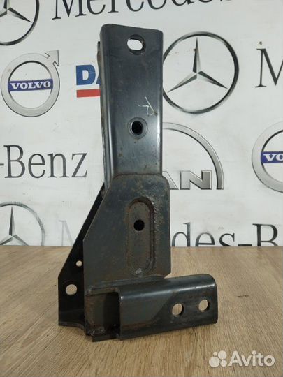 Кронштейн усилителя бампера передний правый