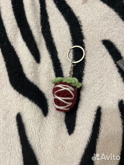 Брелок вязаный ручной работы