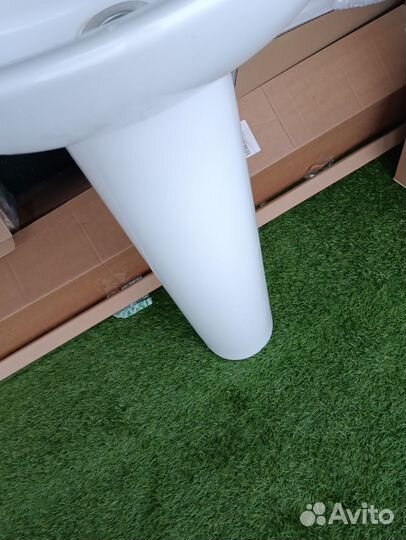 Раковина со стойкой и смесителем