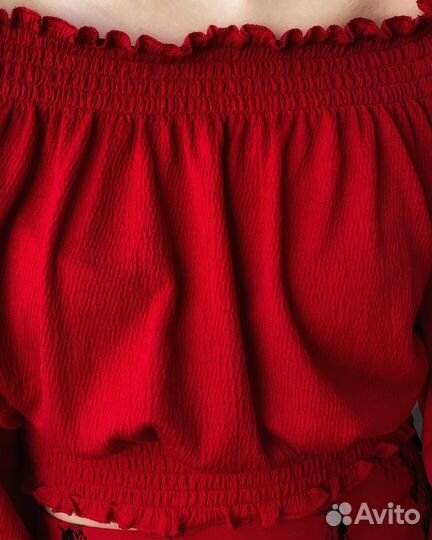 Блузка: роковой красный